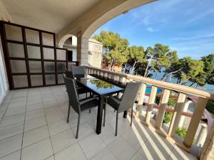 Vila Vera Seafront Apartments的阳台或露台