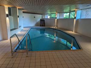Bazén v ubytování Apartment mit Balkon und Pool, zentral am Waldrand nebo v jeho okolí