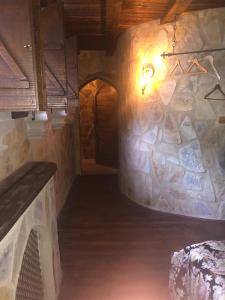 Cette-EygunにあるAuberge Toison d'Orの石壁の明かり