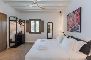 Cama ou camas em um quarto em She Mykonos - The Residency