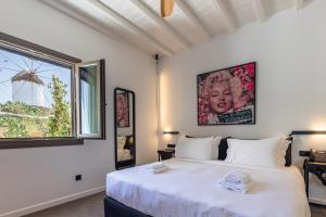 Cama ou camas em um quarto em She Mykonos - The Residency