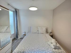 Un pat sau paturi într-o cameră la Charmante maison de ville
