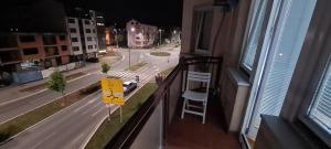 een raam met uitzicht op een straat in de nacht bij Vista Studio Apartment in Brčko +5 foto's