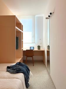 Postel nebo postele na pokoji v ubytování Loop Homes Tower Burjassot Hotel