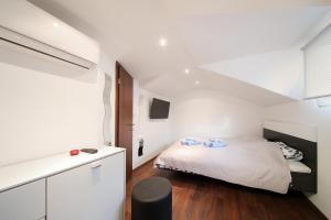 Mali DolにあるHoliday House Milaの白いベッドルーム(ベッド1台付)が備わります。