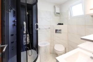 Mali DolにあるHoliday House Milaのシャワー、トイレ、洗面台を備えたバスルーム +17枚の写真