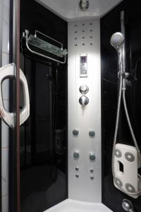 Mali DolにあるHoliday House Milaのバスルーム(シャワー、電話付)