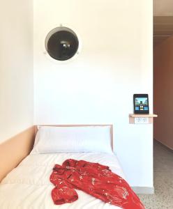 Postel nebo postele na pokoji v ubytování Loop Homes Tower Burjassot Hotel