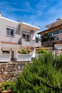 una casa con delle piante davanti di Vila Ylli Gjika a Ksamil
