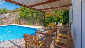 The swimming pool at or close to Casa La Yedra Algarrobo by Ruralidays