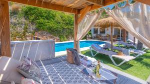The swimming pool at or close to Casa La Yedra Algarrobo by Ruralidays