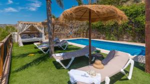 The swimming pool at or close to Casa La Yedra Algarrobo by Ruralidays