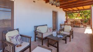 A seating area at Casa La Yedra Algarrobo by Ruralidays