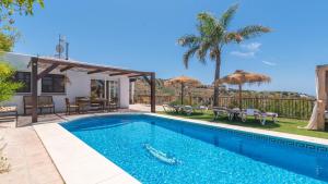 The swimming pool at or close to Casa La Yedra Algarrobo by Ruralidays