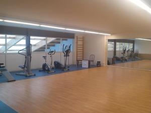 un gimnasio con suelo de madera dura y cintas para correr en Le Sherwood - Mobil-Home, en Saint-Jean-de-Monts