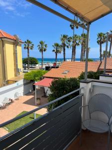 balcone con vista sulla spiaggia e sulle palme di Ca' del Mar a Imperia