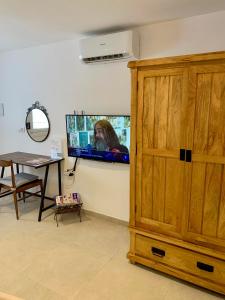TV a/nebo společenská místnost v ubytování Maison Alriad - Alojamiento familiar tranquilo cerca del mar con jardín, porche y parking privado en el interior de la finca no apto para fiestas