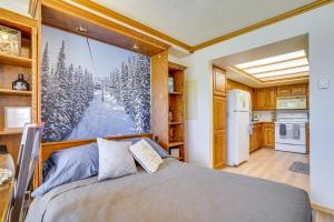 une chambre avec un lit et une grande fenêtre dans l'établissement Ski and Explore Brian Head Condo with Indoor Pool!, à Brian Head