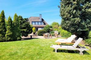 En have udenfor Moderne Maisonette Ferienwohnung mit Gartenzugang, nur 7 Gehminuten zum Strand, Parkplatz & Fahrradunterstellplatz