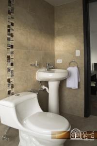 uma casa de banho com um WC e um lavatório em Hotel Bellavista Quito em Quito