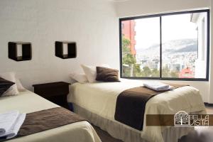 Tempat tidur dalam kamar di Hotel Bellavista Quito