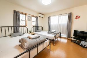 Katil atau katil-katil dalam bilik di 京都東福寺鴨川沿いGuest house Kyoan private room貸切独立卫浴鸭川旁边多人一起入住划算 +16 gambar