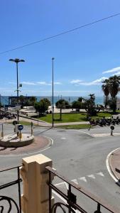 ein leerer Parkplatz mit dem Ozean im Hintergrund in der Unterkunft Il Delfino d'Oro in Savona