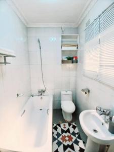 Ένα μπάνιο στο Zachi Apartments