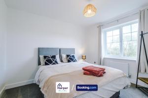 Postel nebo postele na pokoji v ubytování Prime Location 3 storey By Harperletting Short Lets & Serviced Accommodation Chester With driveway Long or Short stays