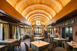 Reštaurácia alebo iné gastronomické zariadenie v ubytovaní Hotel Lucrezia Borgia