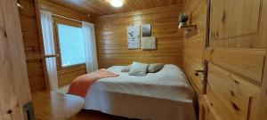 En eller flere senge i et værelse på Alppiruusu A