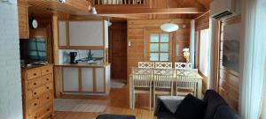 Køkken eller tekøkken på Alppiruusu A + 19 billeder