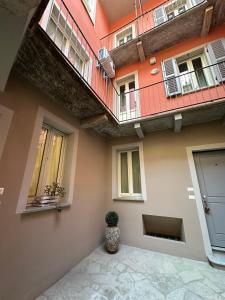 Un edificio con una planta en maceta en un patio. en L'Angolo Rosa, en Casale Monferrato 13 fotos más