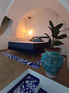 a bedroom with a bed and a plant in a vase at Villa Nina La torretta in Pontone