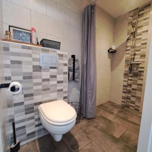 Koupelna v ubytování studio ' aan de Nieuwstraat ' Sint Annaland