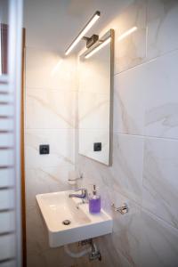 A bathroom at Manos Kritikakis Apartments