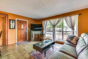 una sala de estar con un sofá y una mesa en Fort Walton Beach Home about 2 Mi to Okaloosa Island!, en Fort Walton Beach