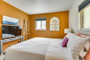 Un dormitorio con una gran cama blanca y una ventana. en Fort Walton Beach Home about 2 Mi to Okaloosa Island!, en Fort Walton Beach