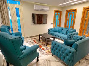 A seating area at Skyline Premium Properties