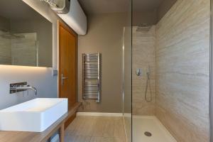 a bathroom with a sink and a shower at Appartamento Marina in Stresa +15 photos