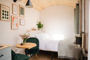 Postel nebo postele na pokoji v ubytování Willow's Nordic Shepherds Hut