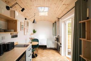 Kuchyň nebo kuchyňský kout v ubytování Willow's Nordic Shepherds Hut