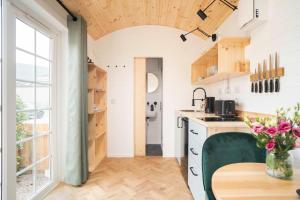 Kuchyň nebo kuchyňský kout v ubytování Willow's Nordic Shepherds Hut