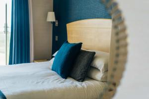 Trefeddian Hotel客房内的一张或多张床位