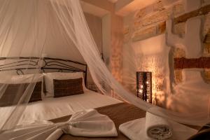 une chambre avec un lit avec moustiquaire dans l'établissement Santa Elena Boutique Rooms, à La Canée