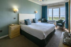 Trefeddian Hotel客房内的一张或多张床位