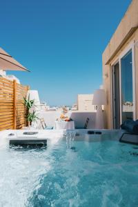 un jacuzzi en el patio trasero de una casa en Giorgio Boutique Hotel, en Sliema