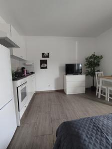 salon z kuchnią i stołem w obiekcie Concept Köln w Kolonii