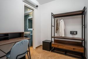 een kamer met een bureau, een stoel en een kast bij Fantini Rooms-Monti in Rome