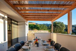 Una mesa y sillas en un balcón con vista. en Villa Shine, en Roussospítion